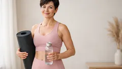 Home-Workout ab 50: 7 einfache Übungen ohne Geräte für mehr Kraft und Balance